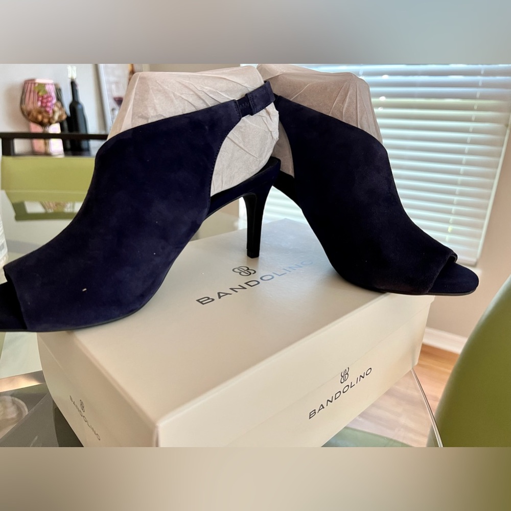 Bandolino Dark Blue suede shoe new, never worn.
